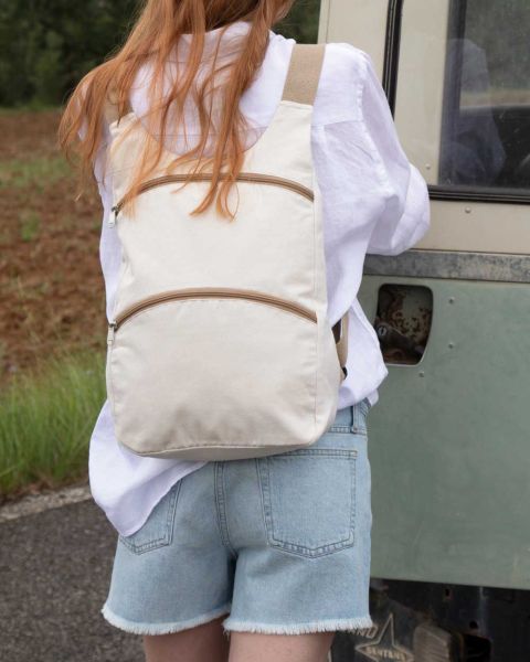 Recycelter Rucksack mit Anti-Diebstahlschutz-Tasche auf der Rückseite